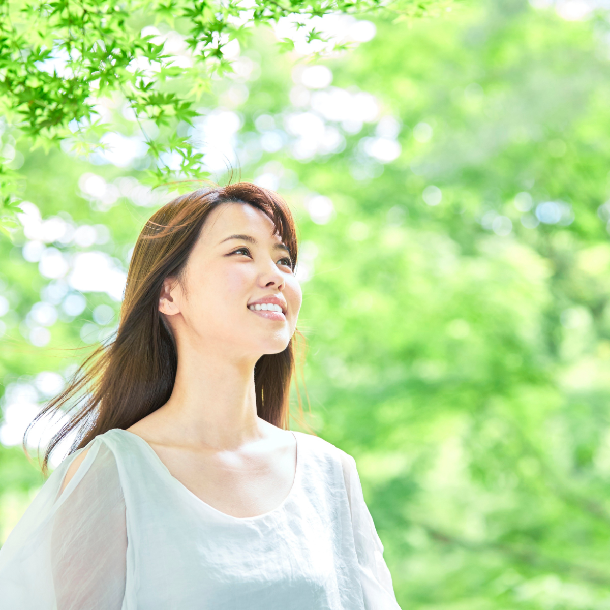 前歯矯正後の明るい笑顔のイメージ
